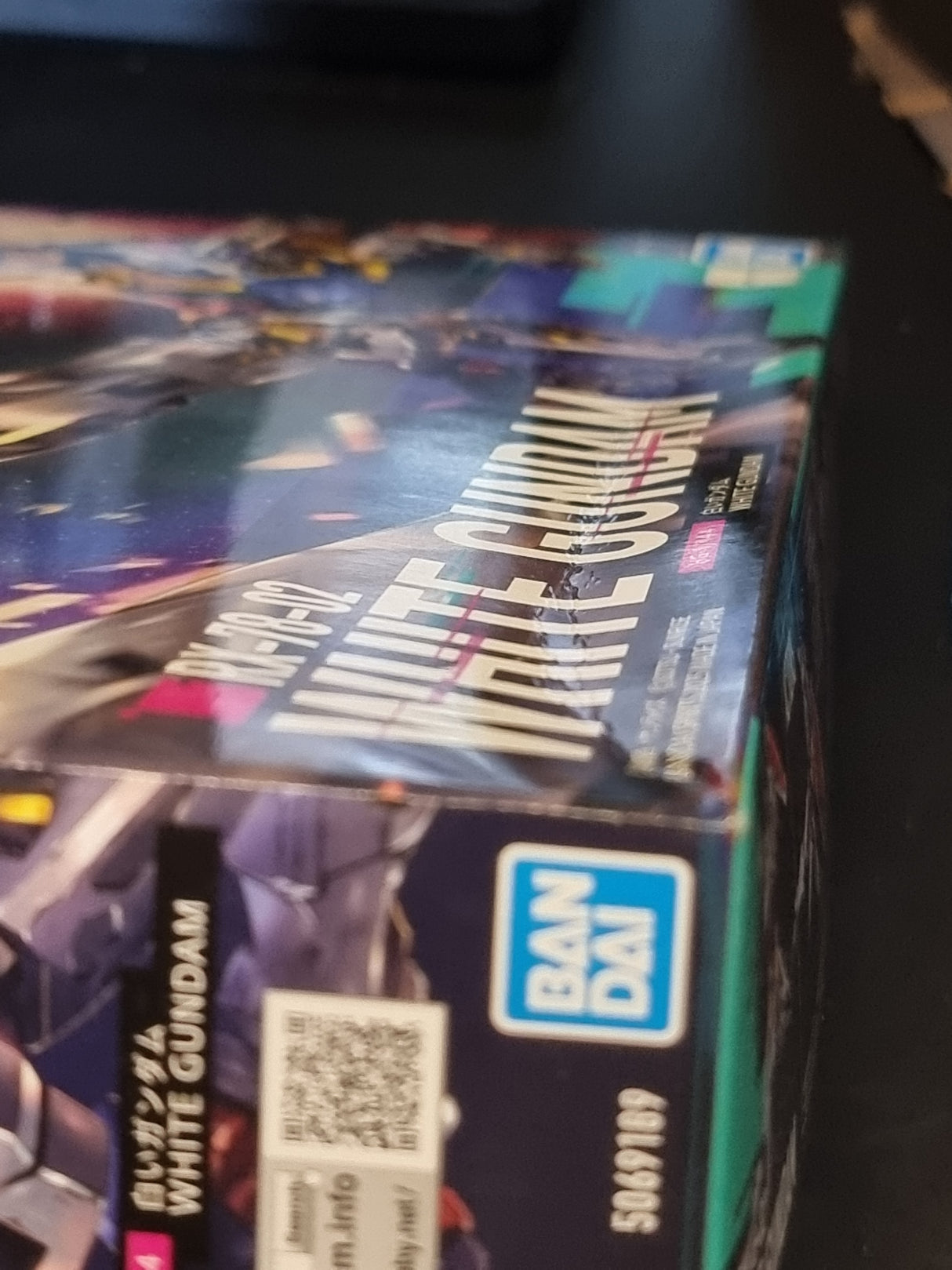HG 1/144 White Gundam - Damaged Box (2)
