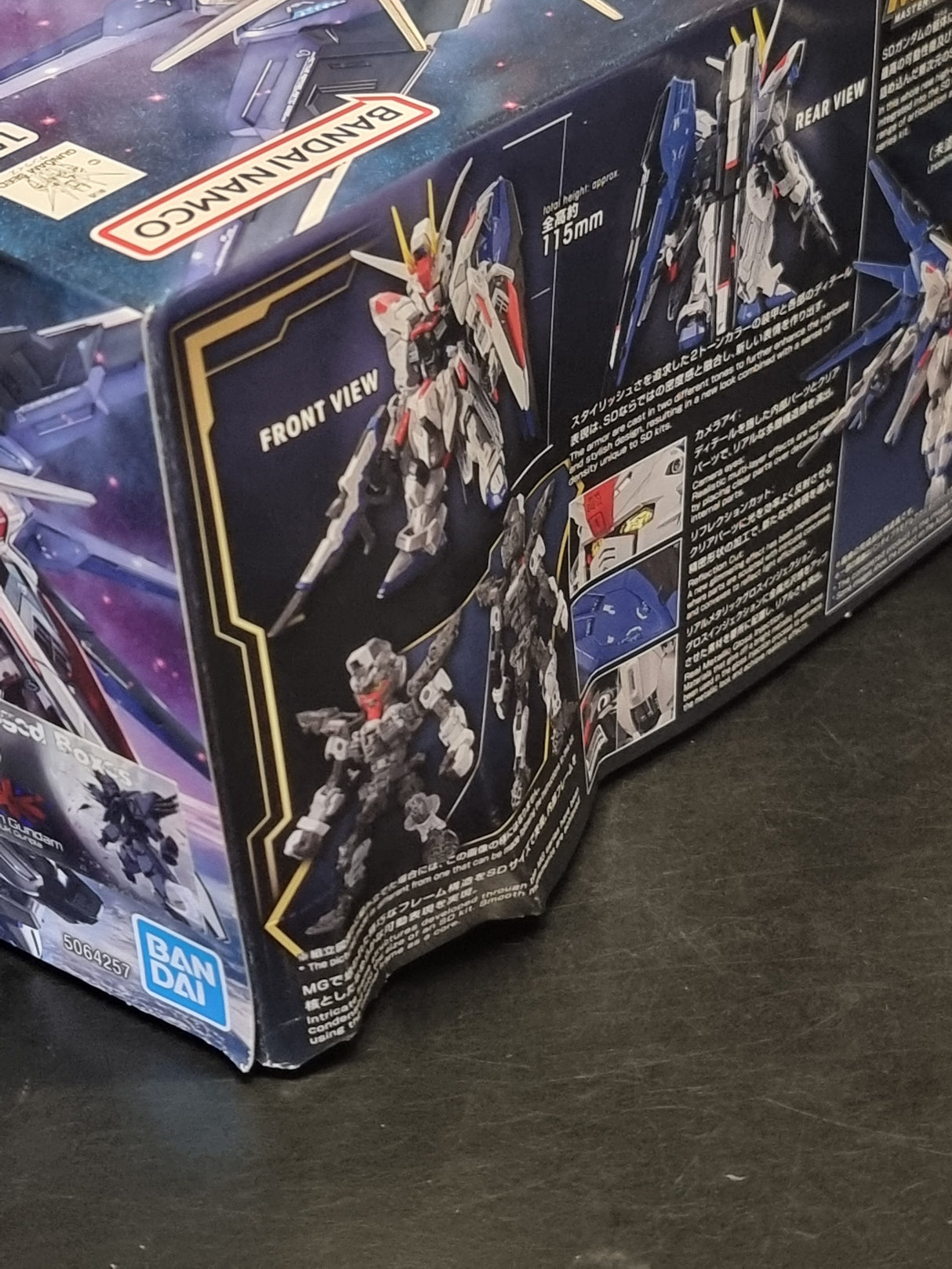 MGSD Freedom Gundam - Damaged Box (1)